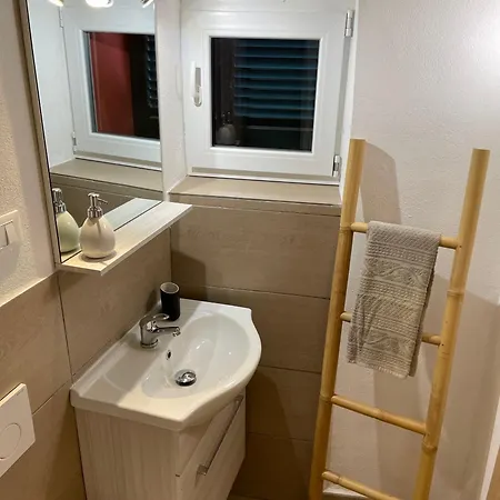 Shardana House- Free Parking Guest house *